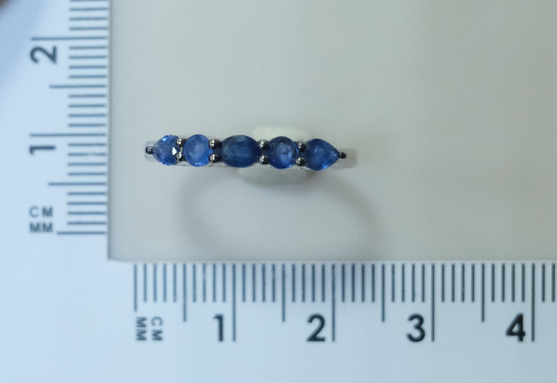 Серебряное кольцо с сапфирами